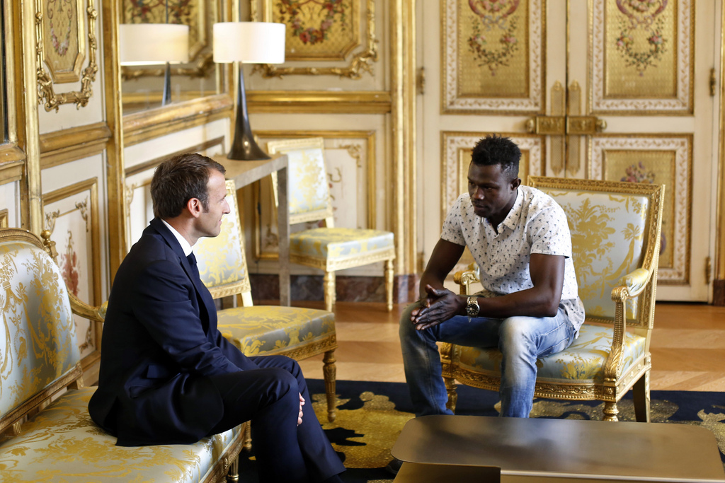 Les associations d'aide aux migrants en France ont dénoncé lundi l'"hypocrisie" et la "récupération politique éhontée" de la naturalisation de Mamoudou Gassama.