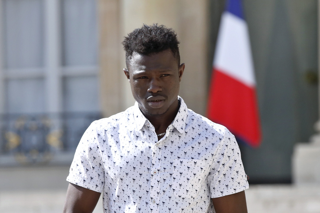 Mamoudou Gassama, le jeune Malien sans-papiers devenu célèbre en sauvant la vie d'un enfant à Paris, a reçu mardi le récépissé régularisant sa situation.