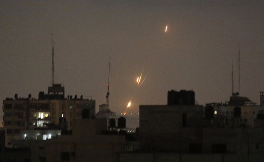 Des militants palestiniens ont bombardé le sud d'Israël avec des roquettes et des obus mardi, tandis que des avions de combat israéliens ont frappé des cibles dans toute la bande de Gaza.