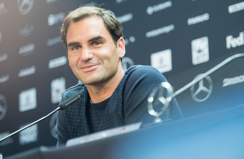 Roger Federer s'exprime en conférence de presse à Stuttgart deux jours avant le début du tournoi de l'ATP
