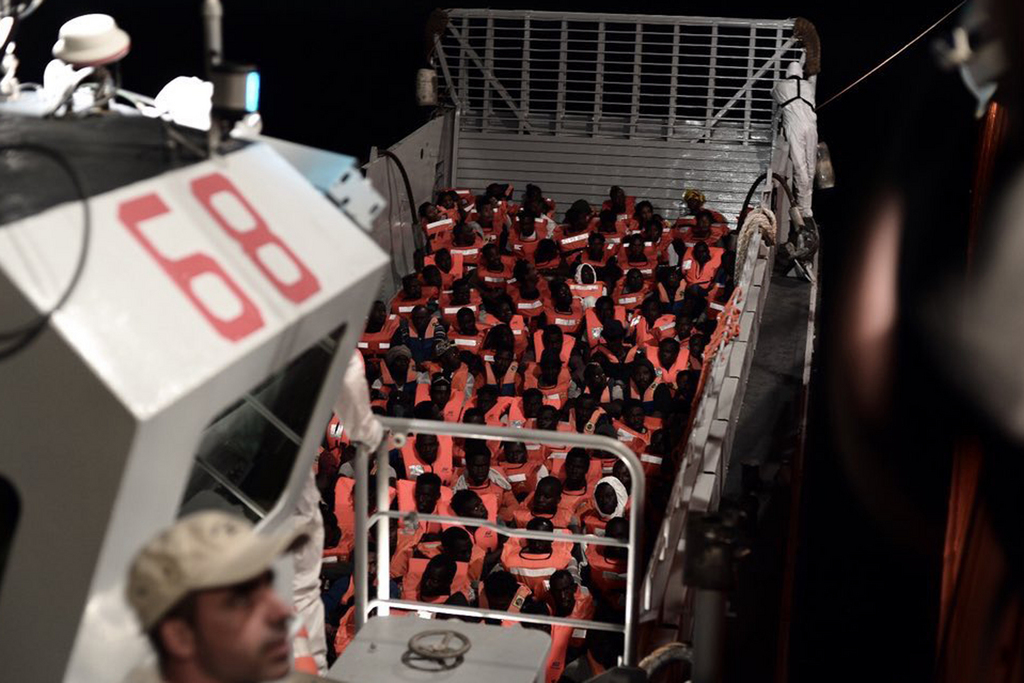 Le débarquement de ces 629 migrants, dont sept femmes enceintes, 11 enfants en bas âge et 123 mineurs isolés, devenait urgent.