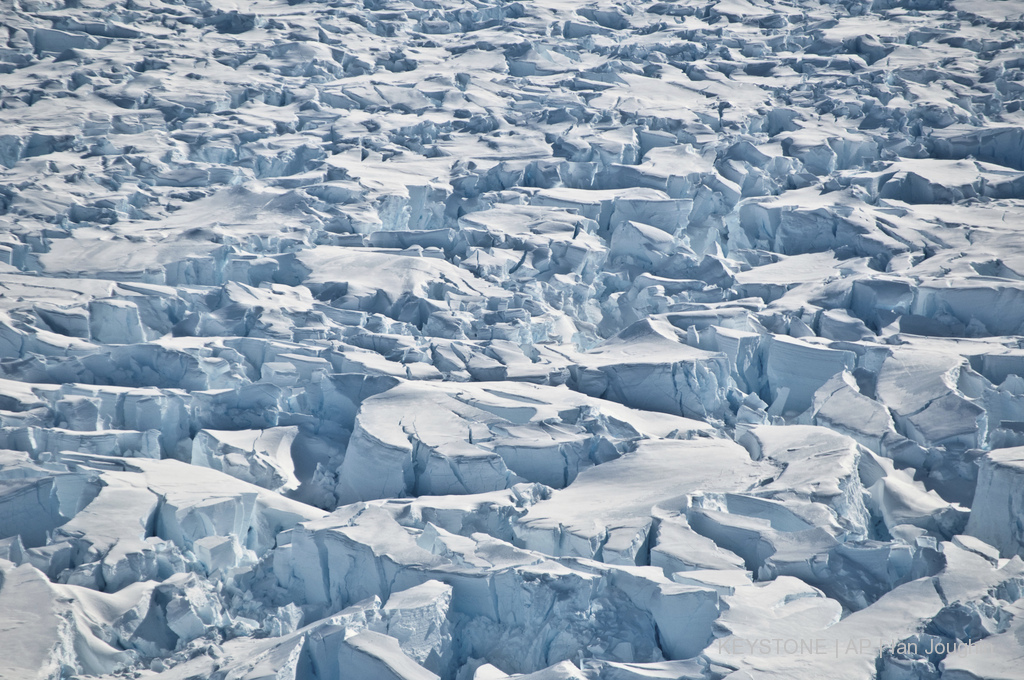L'Antarctique représente 90% des glaces terrestres et recèle la plus grande réserve d'eau douce de la planète.