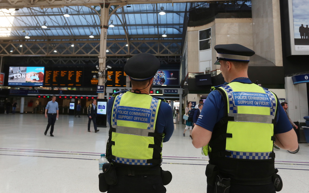 Dans un communiqué, la police britannique des transports (BTP) précise qu'aucune bombe n'a été retrouvée sur le suspect.