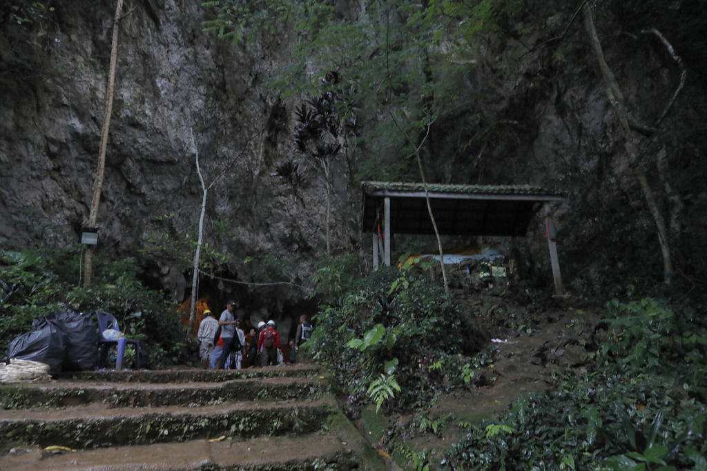 Le groupe de 12 garçons, membre d'une équipe de football, âgés de 11 à 16 ans, serait entré dans la grotte de Tham Luang avec son entraîneur de football samedi.