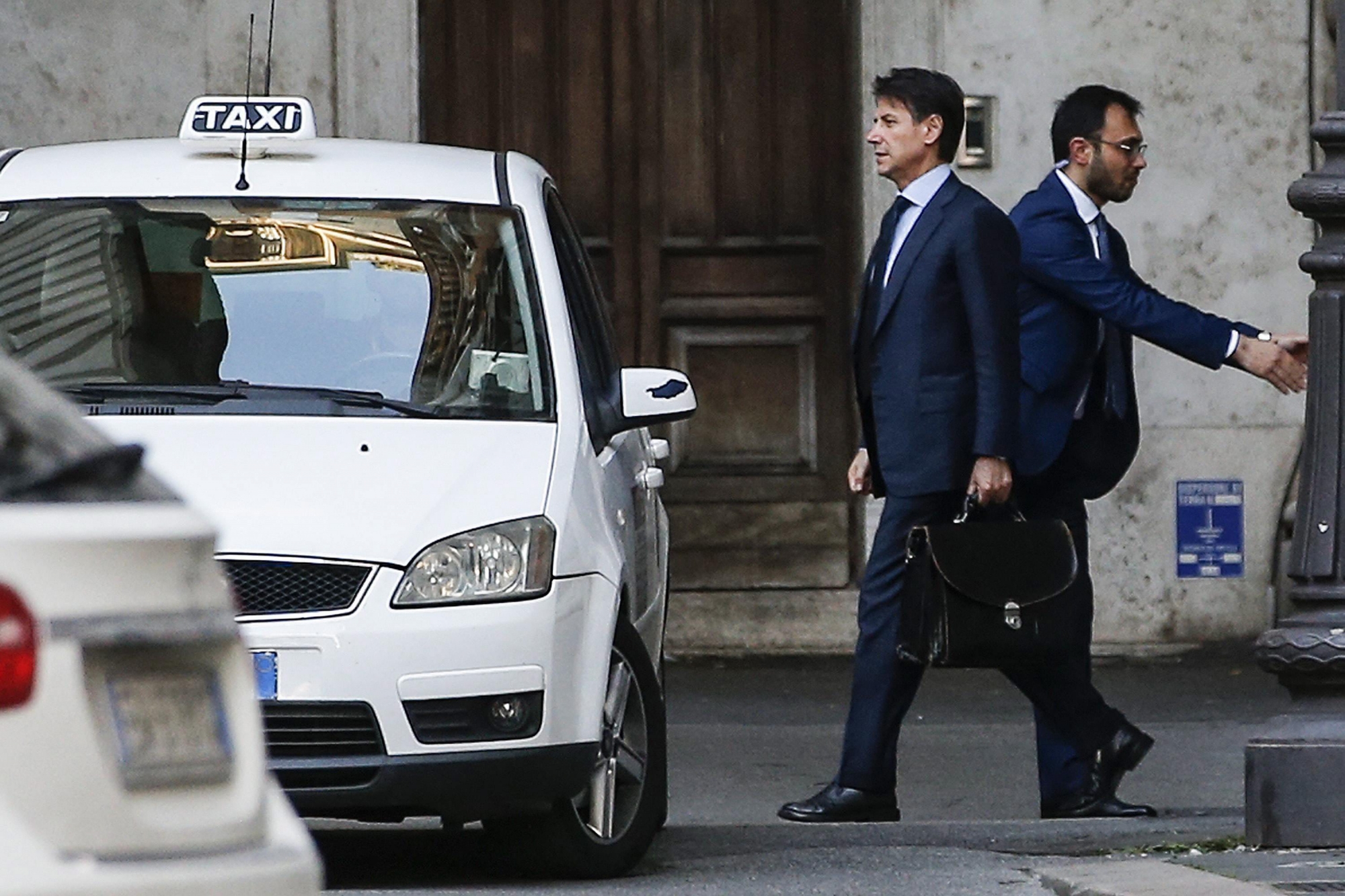 epa06765386 Italian Premier designate Giuseppe Conte leaves the Lower House in Rome, Italy, 26 May 2018. Conte was given the mandate to become Prime Minister on 25 March by President Mattarella, to head the coalition of the two populist parties 5-Star Movement (M5S) and right-wing League (Lega). General elections in Italy were held on 04 March 2018.  EPA/FABIO FRUSTACI ITALY ITALY GOVERNMENT COALITION PARTIES