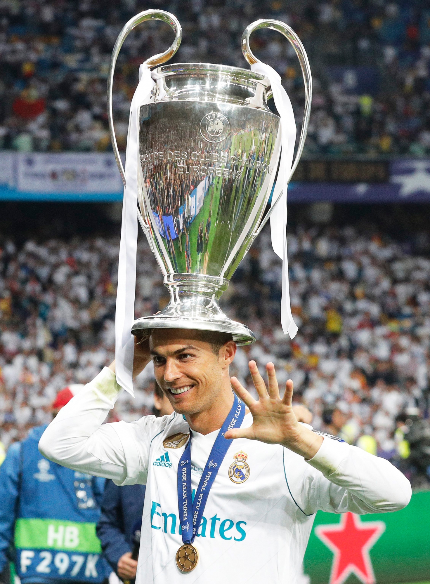 epa06765876 Real Madrid's Cristiano Ronaldo celebrates with the trophy after the UEFA Champions League final between Real Madrid and Liverpool FC at the NSC Olimpiyskiy stadium in Kiev, Ukraine, 26 May 2018. Real Madrid won 3-1. EPA/SERGEY DOLZHENKO UKRAINE SOCCER UEFA CHAMPIONS LEAGUE FINAL 2018