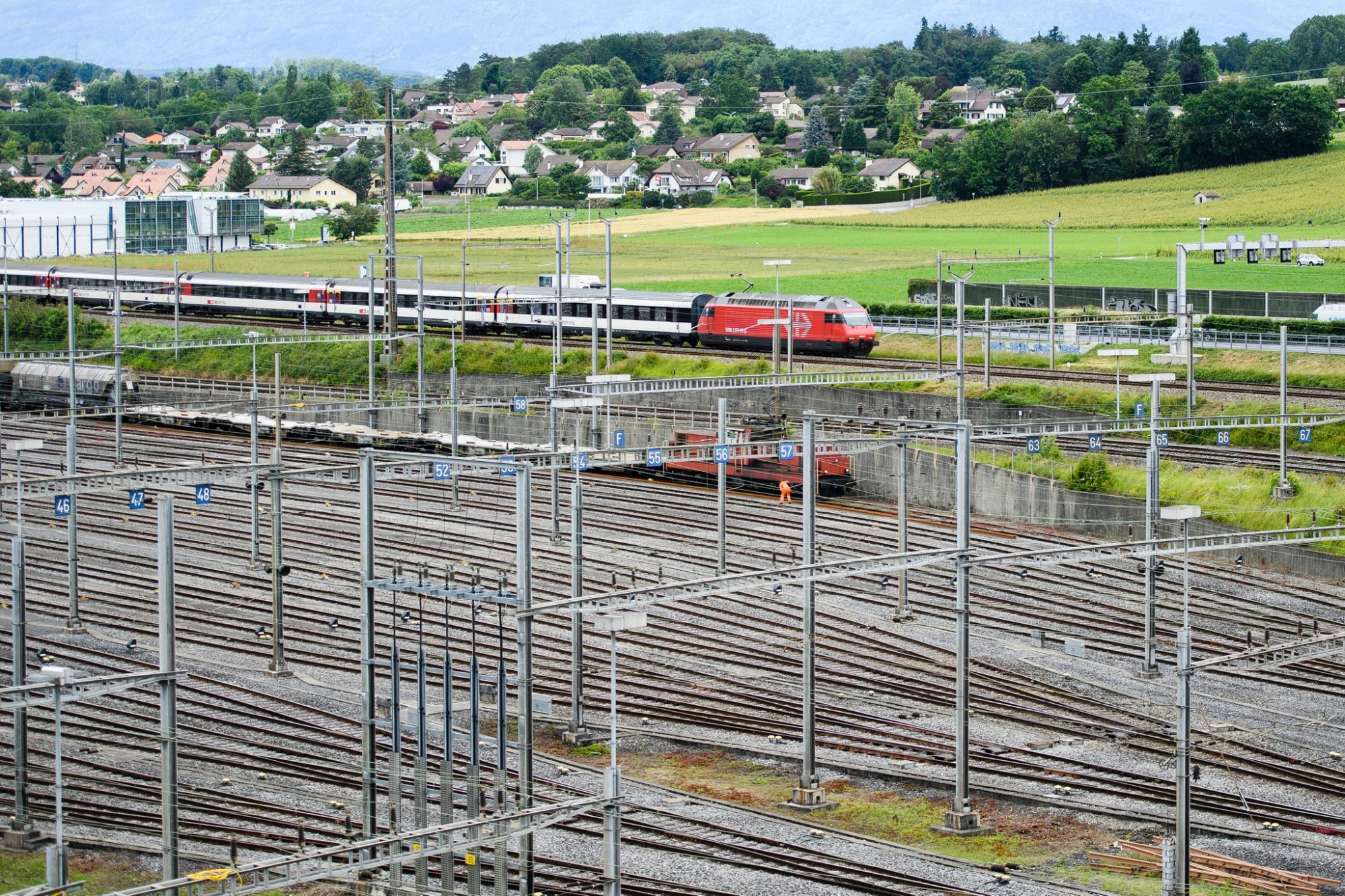 ARCHIV - ZUM THEMA DER ORGANISATION DER BAHNINFRASTRUKTUR AN DER FRUEHLINGSSESSION AM MONTAG, 28. MAI 2018, STELLEN WIR IHNEN FOLGENDES BILDMATERIAL ZUR VERFUEGUNG -Un train qui passe la gare de Lausanne Triage exploitee par CFF Cargo, photographie ce lundi 14 juin 2016 a Lausanne. (KEYSTONE/Manuel Lopez) SCHWEIZ SOMMERSESSION BAHNINFRASTRUKTUR