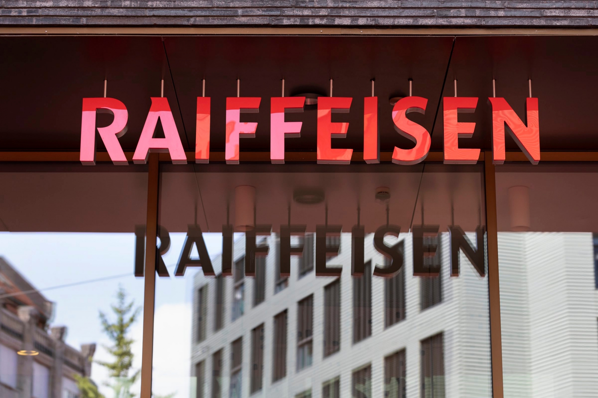 ARCHIV ñ ZUM HAUPTSITZ DER RAIFFEISENBANK IN ST. GALLEN STELLEN WIR IHNEN AM DONNERSTAG, 14. JUNI 2018, FOLGENDES BILDMATERIAL ZUR VERFUEGUNG -- Logo of the Raiffeisen bank at its headquarters in St. Gallen, Switzerland, on June 5, 2018. (KEYSTONE/Gaetan Bally)

Logo der Raiffeisenbank am Hauptsitz in St. Gallen, aufgenommen am 5. Juni 2018. (KEYSTONE/Gaetan Bally) 
 SCHWEIZ RAIFFEISENBANK HAUPTSITZ ST. GALLEN