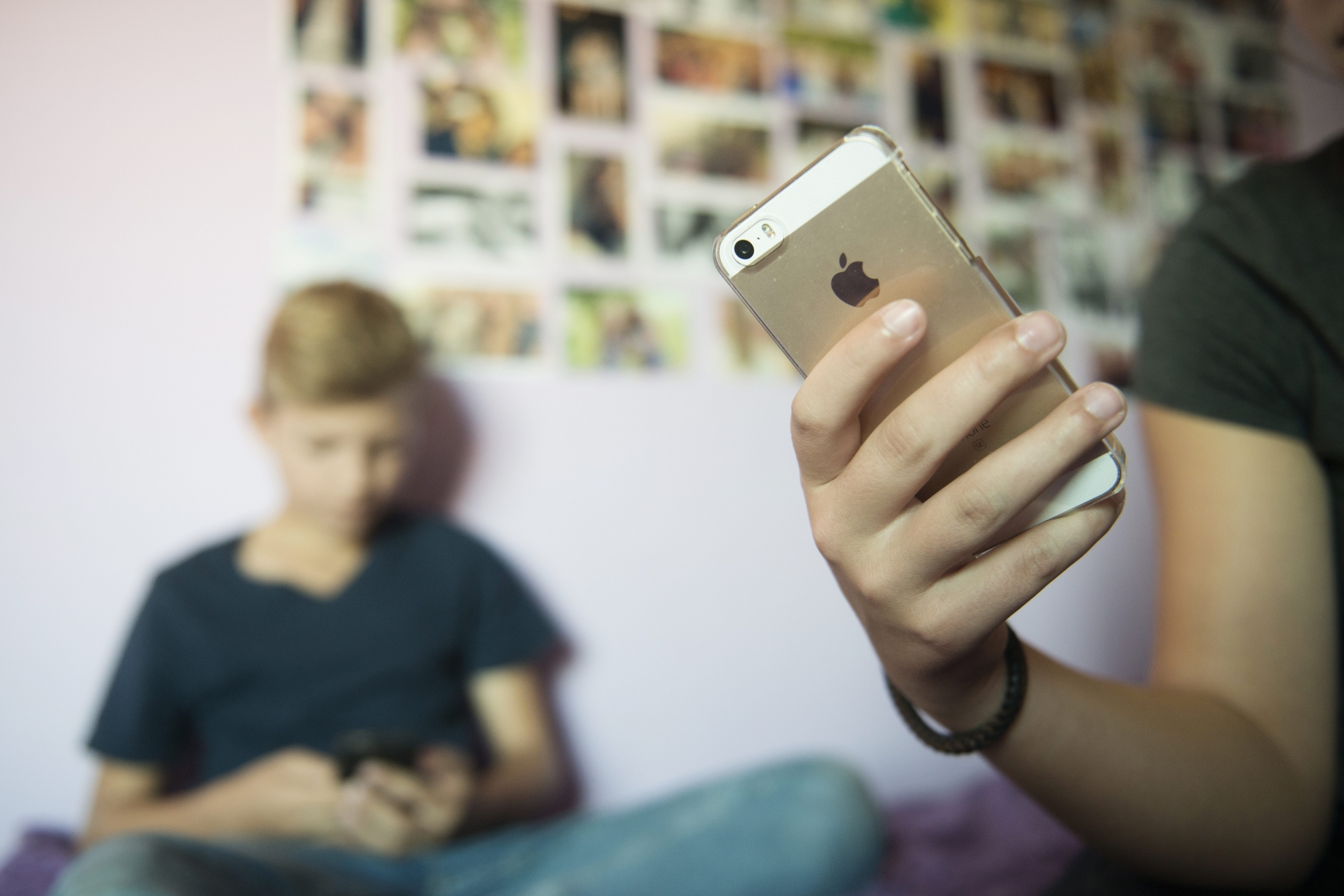 Illustration de jeunes ecrivant des SMS ou des messages texto avec leur telephone portable

Neuchatel, le 26 septembre 2016
Photo David Marchon