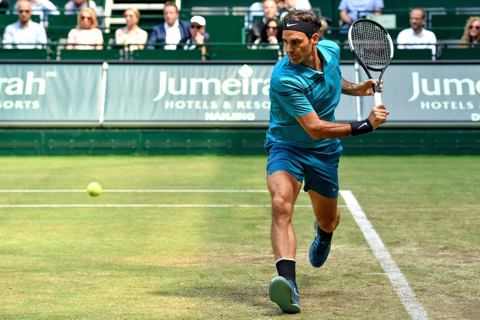 epa06830612 Roger Federer of Switzerland in action during his quarter final match against Matthew Ebden from Australia at the ATP Tennis Tournament Gerry Weber Open in Halle, Germany, 22 June 2018.  EPA/SASCHA STEINBACH GERMANY TENNIS