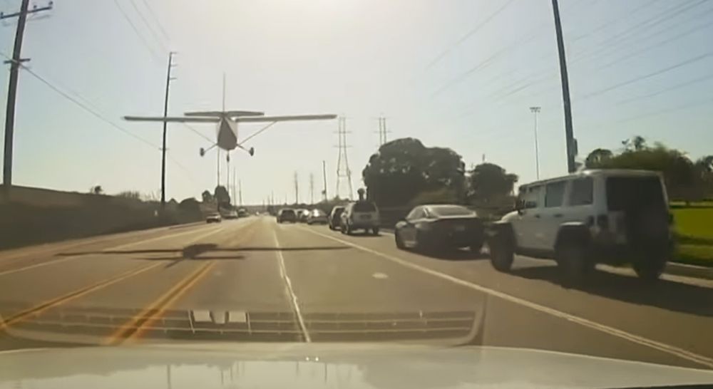 Le petit avion c'est posé au milieu des voitures sans provoquer d'accident.