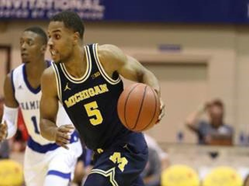 Jaaron Simmons a évolué lors de sa dernière saison en collège dans l'équipe de NCAA1 des Michigan Wolwerines.