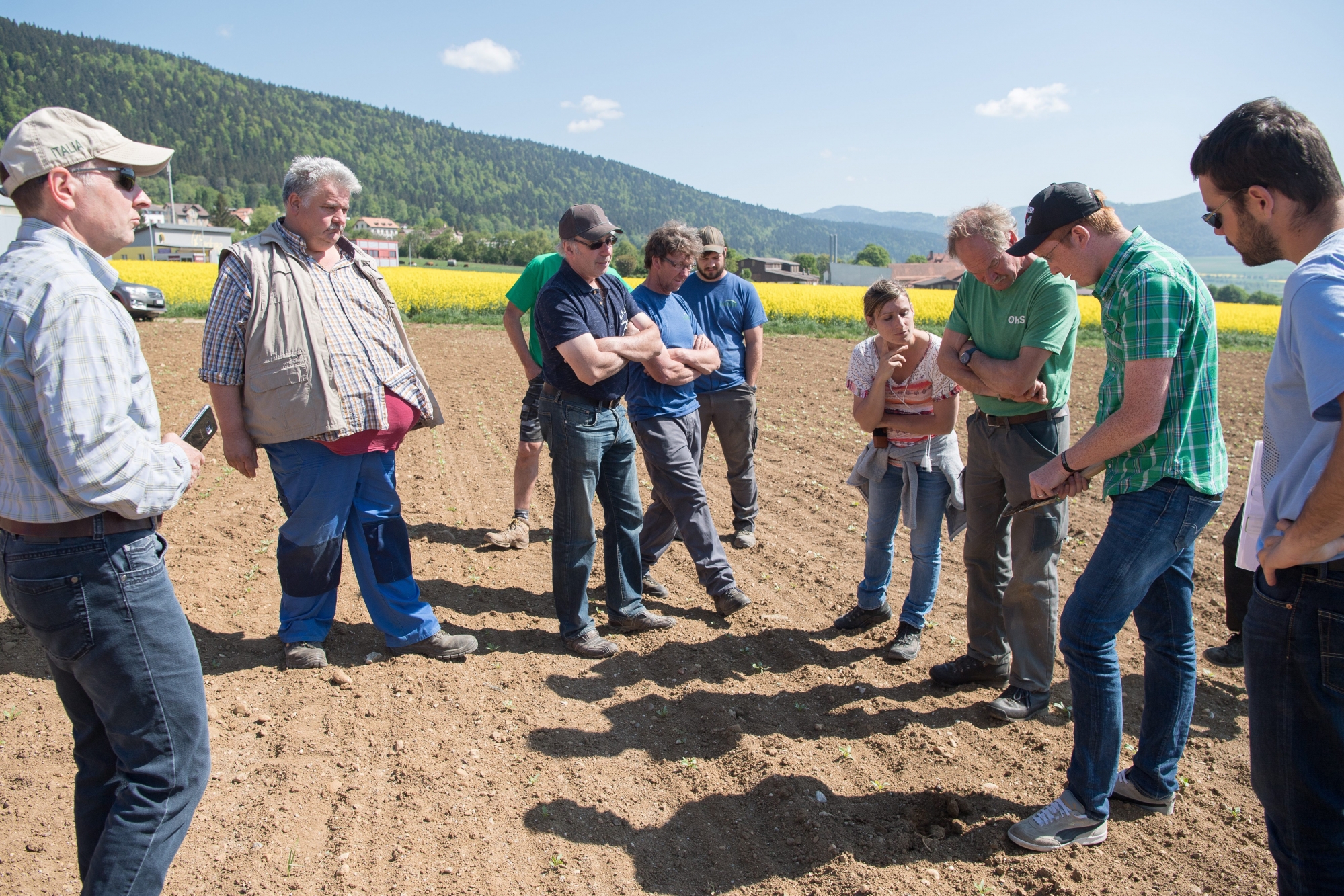 Début mai, une vingtaine d’agriculteurs s’étaient donné rendez-vous chez Johnny Ruchti (2e depuis la gauche) à Cernier. Il y a trois ans, il a été le premier Vaudruzien à se lancer dans la culture de betteraves sucrières.