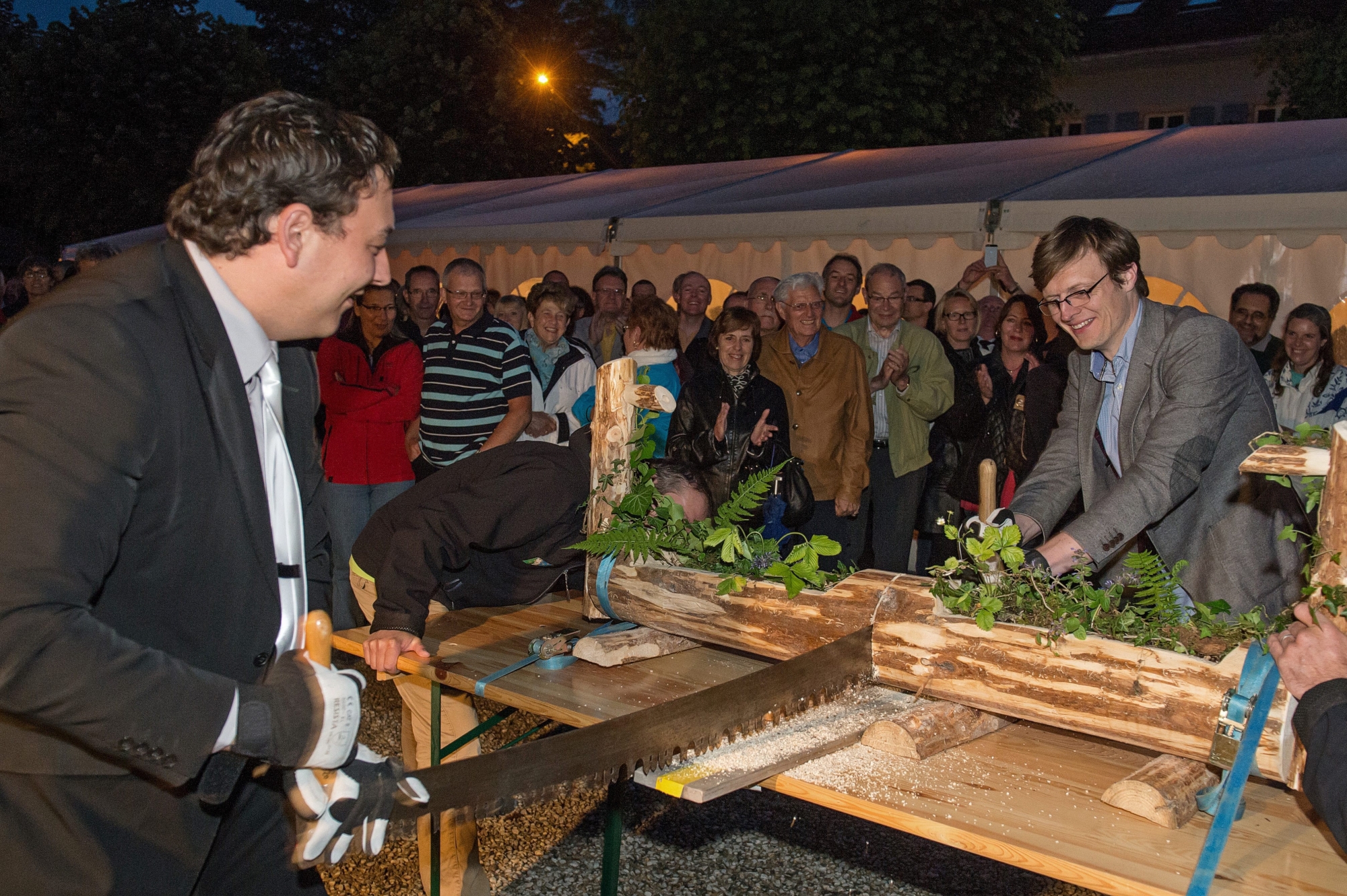 En juin 2012, un petit exercice de bûcheronnage pour le nouveau conseiller d’Etat Jean-Nat Karakash et son successeur au Conseil communal de Val-de-Travers Frédéric Mairy.