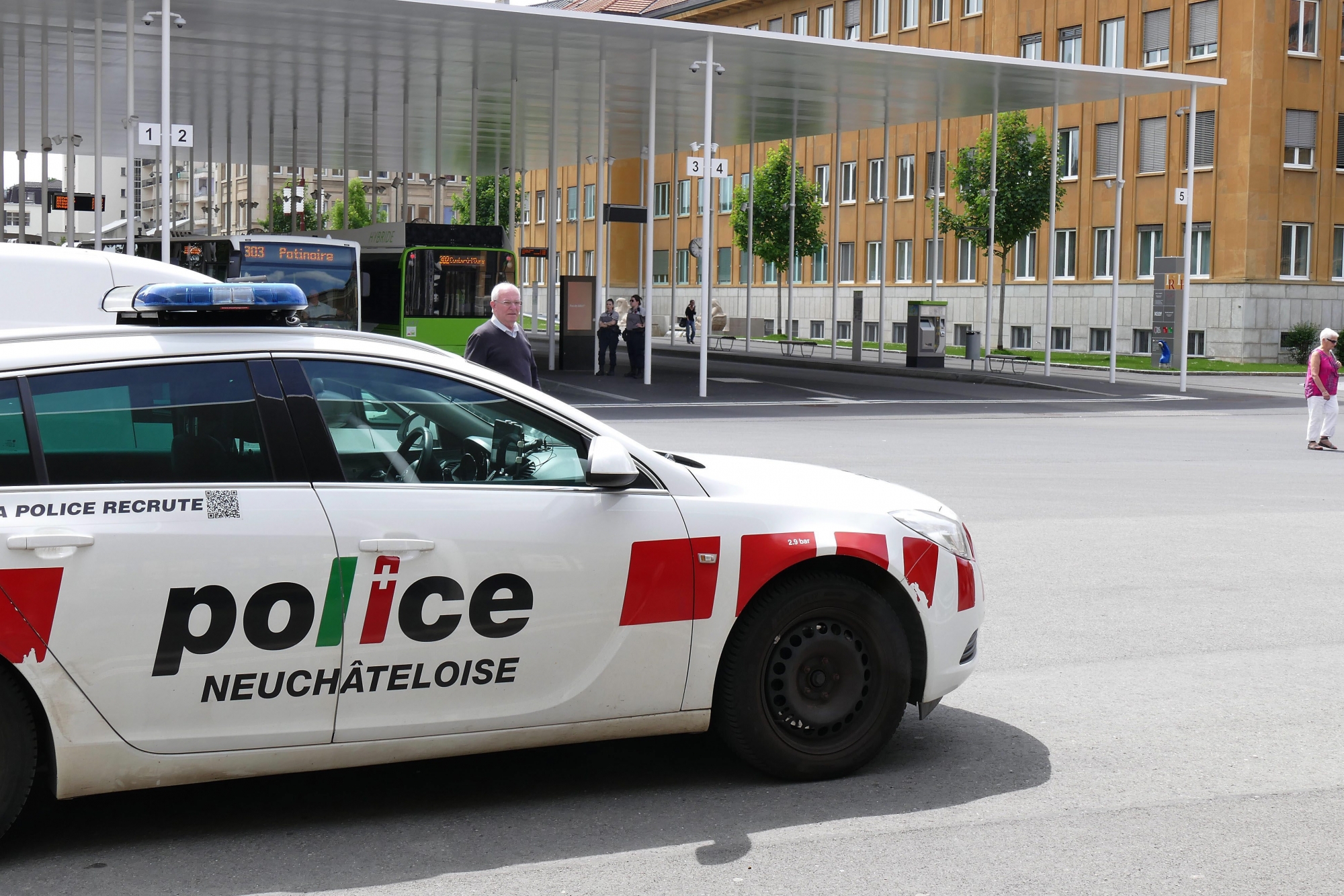 Pendant notre enquête, une voiture de police a stationné sur la place de la Gare de La Chaux-de-Fonds. Les patrouilles sont beaucoup plus fréquentes qu'avant.