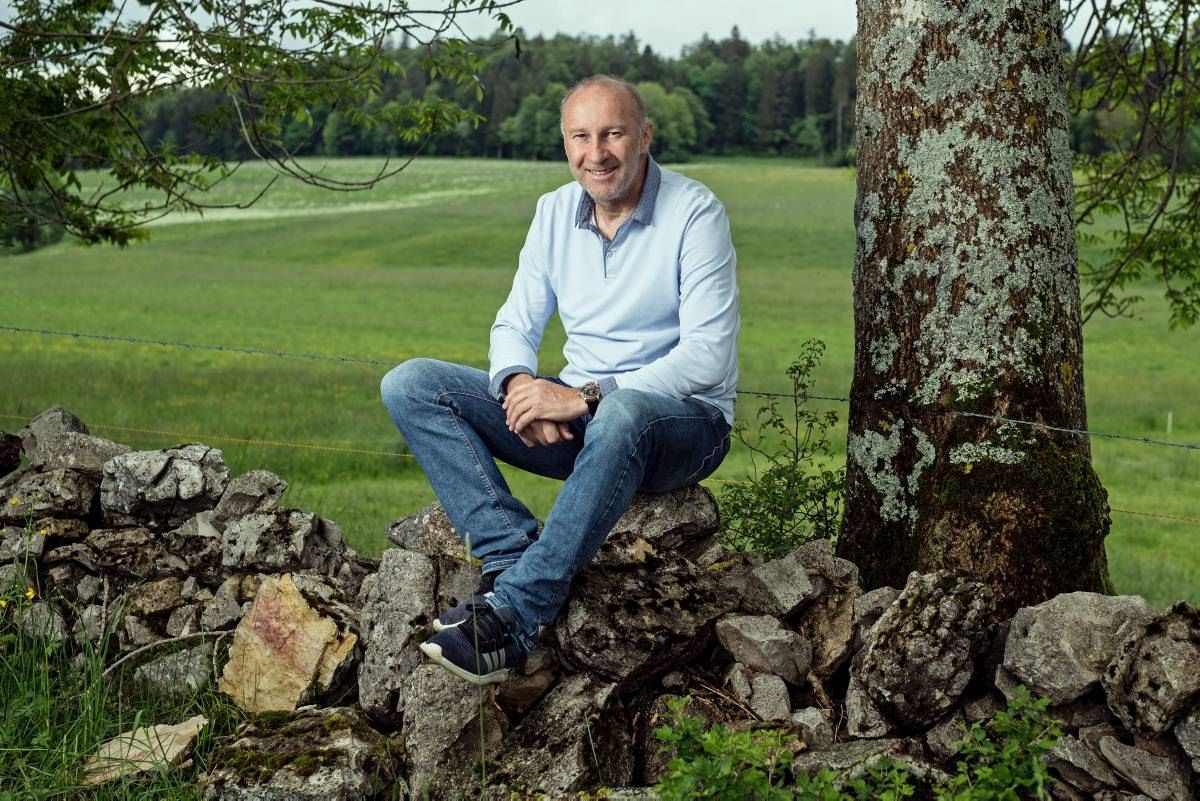 Jacky Epitaux, un enfant des Bois devenu un horloger amoureux de sa région et des talents artisanaux qui s'y déploient sous les cimes des arbres.