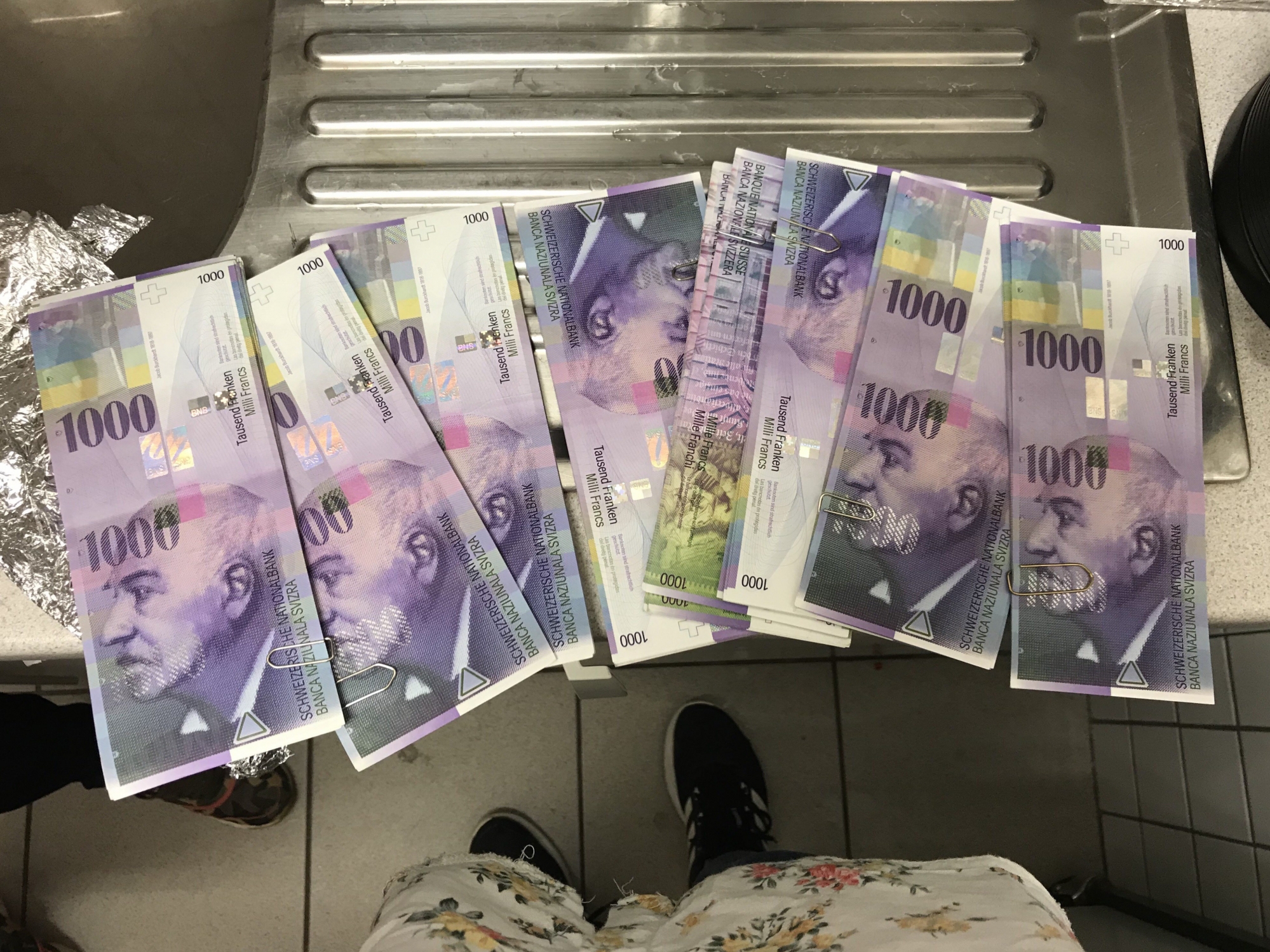 Les liasses de billets de 1000 francs trouvés par le Coin bleu ce matin