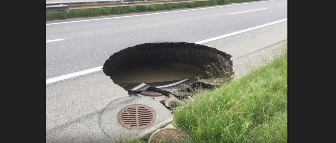 Un trou de 4,5 m de diamètre s'est formé sur la voie de droite dans le sens Fribourg-Berne.