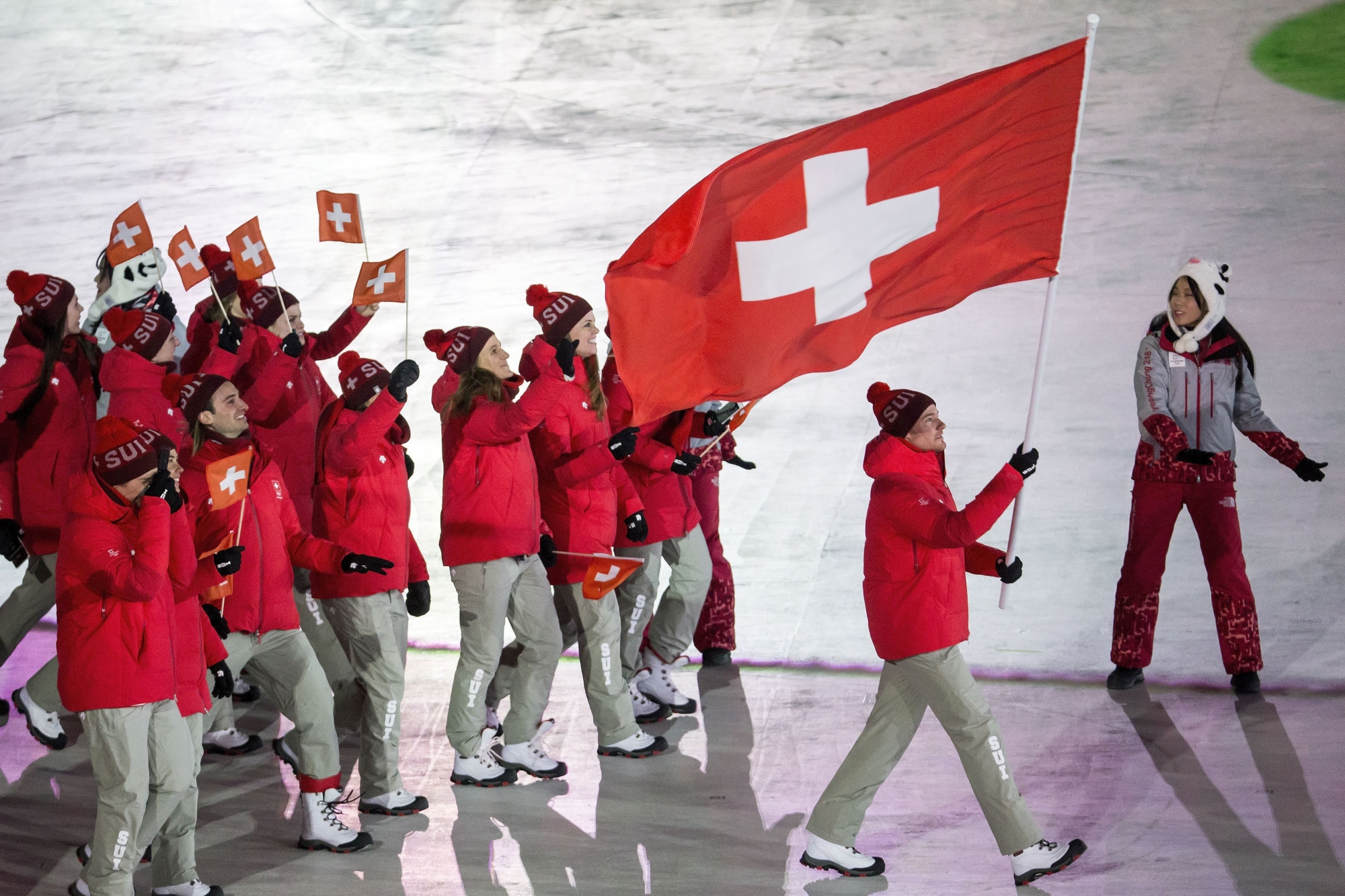 La délégation suisse lors de l’ouverture des Jeux en Corée. Le drapeau n’est pas carré.