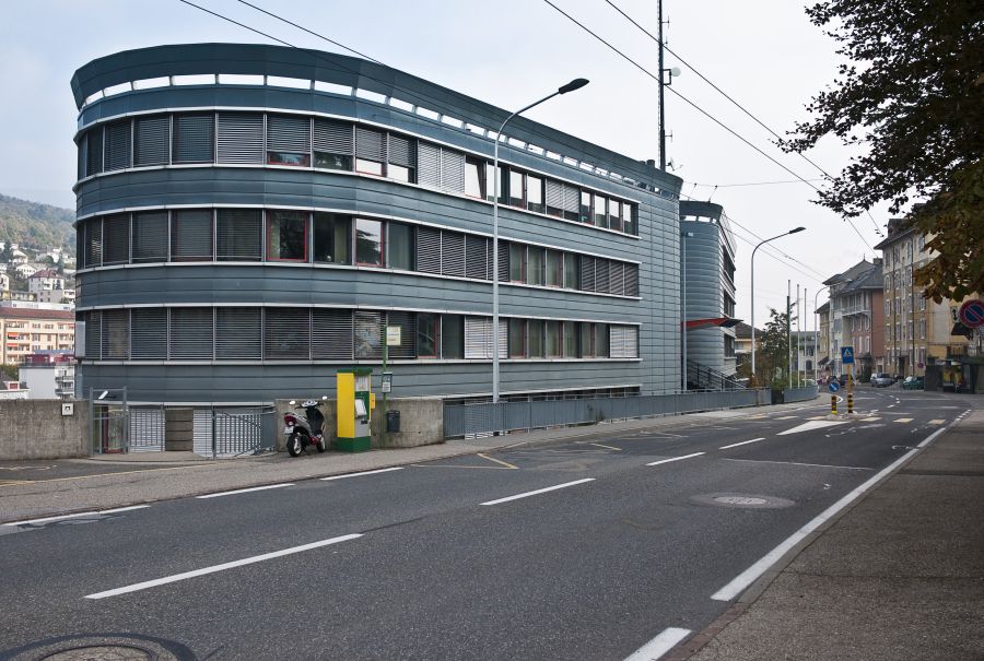 Le tronçon qui sera en chantier passe devant le bâtiment de la police, à Neuchâtel.