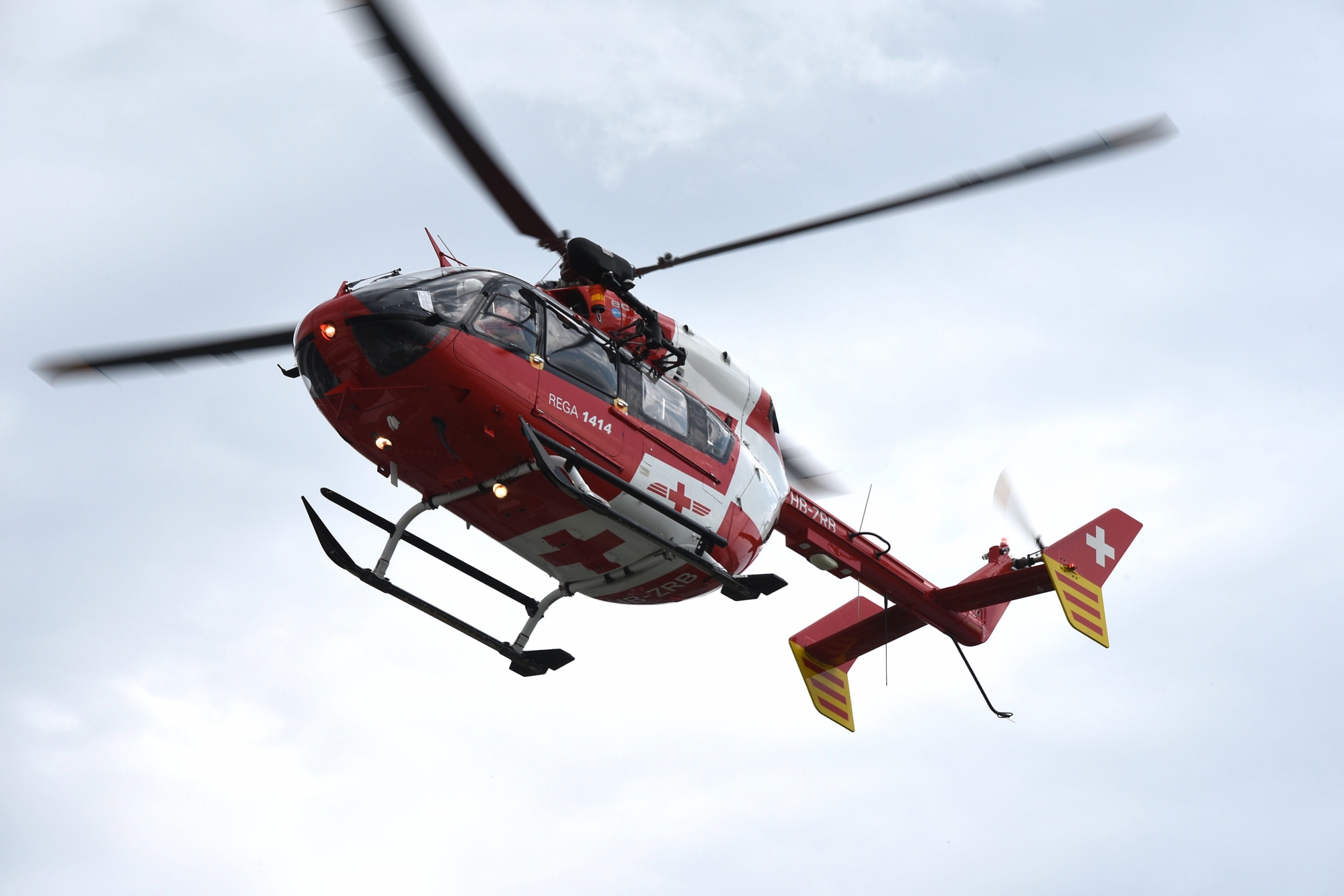 Le passager, un jeune homme de 22 ans, a été grièvement blessé et a été transféré par un hélicoptère de la REGA à l'hôpital de l'Ile, à Berne.