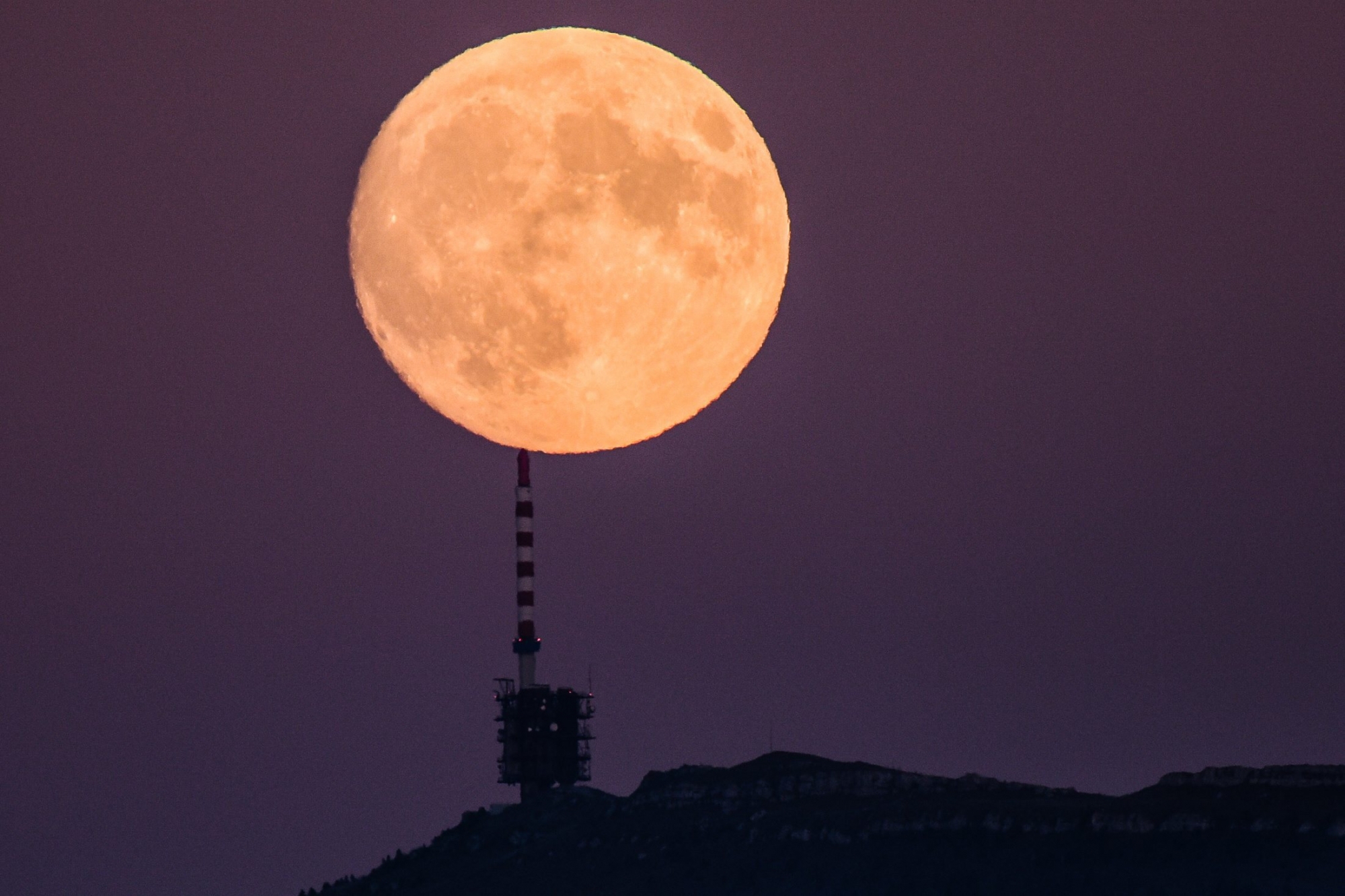 Vue de la pleine lune sur Chasseral en octobre 2015.