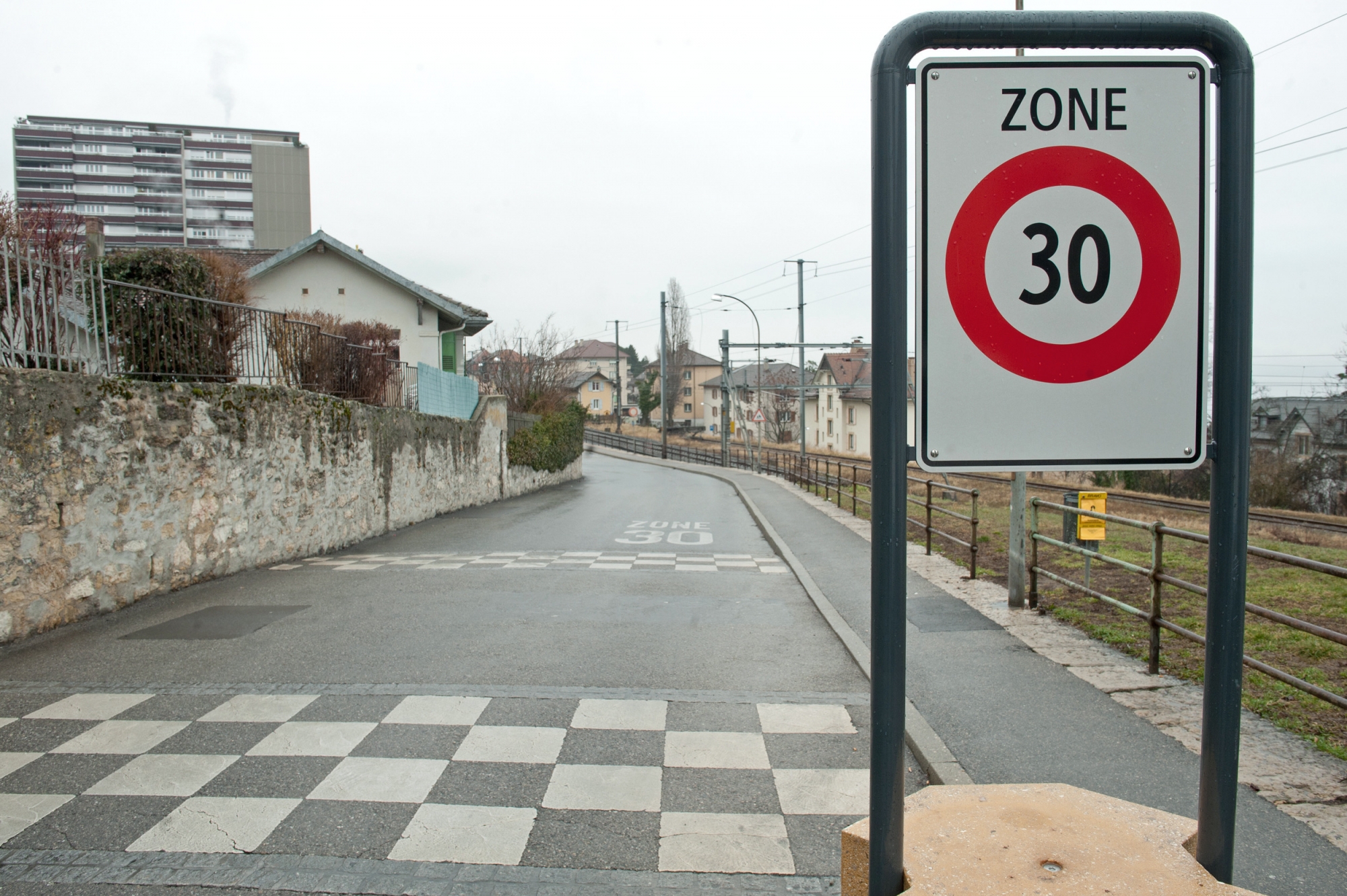 C'est en se prenant un panneau zone 30 (ici à Neuchâtel) que le cyclomotoriste s'est blessé.