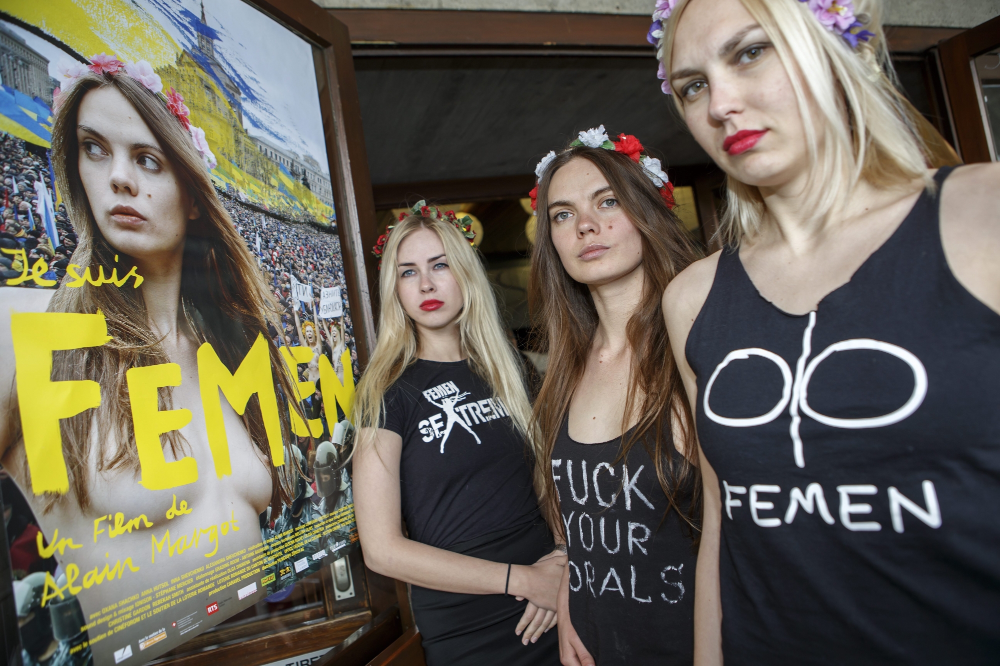 L'activiste Oksana Chatchko, ici au centre, à l'affiche du film "Je suis Femen", présenté au Festival Vision du Reel à Nyon, en 2014.