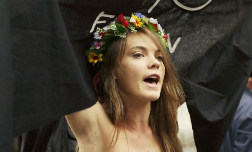 Avec trois autres militantes, Oksana Chatchko avait fondé le mouvement féministe connu pour ses actions seins nus, en avril 2008, à Kiev, en Ukraine.