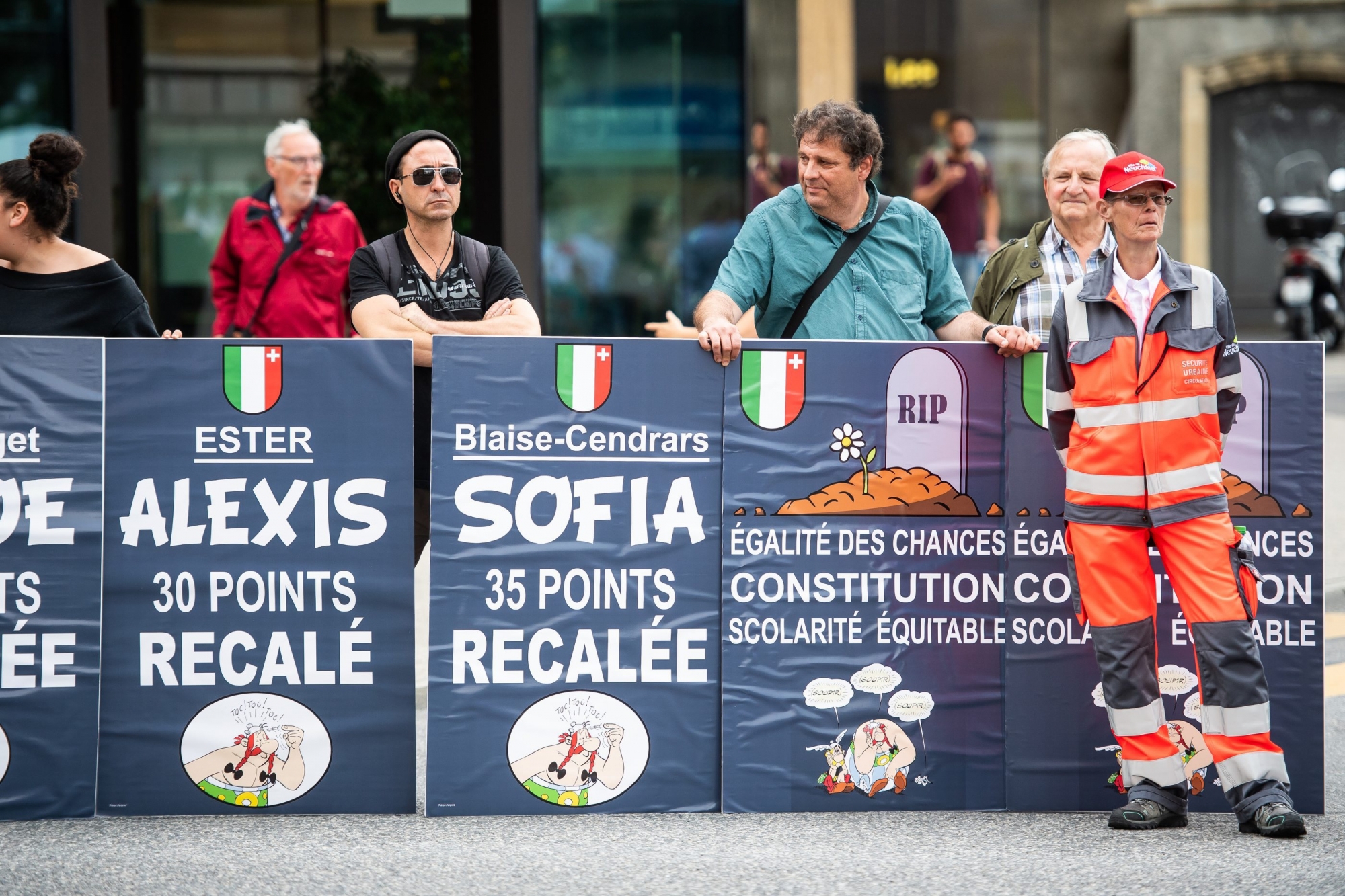 «Y sont fous au Château!», clamaient des pancartes déployées ce vendredi à Neuchâtel.