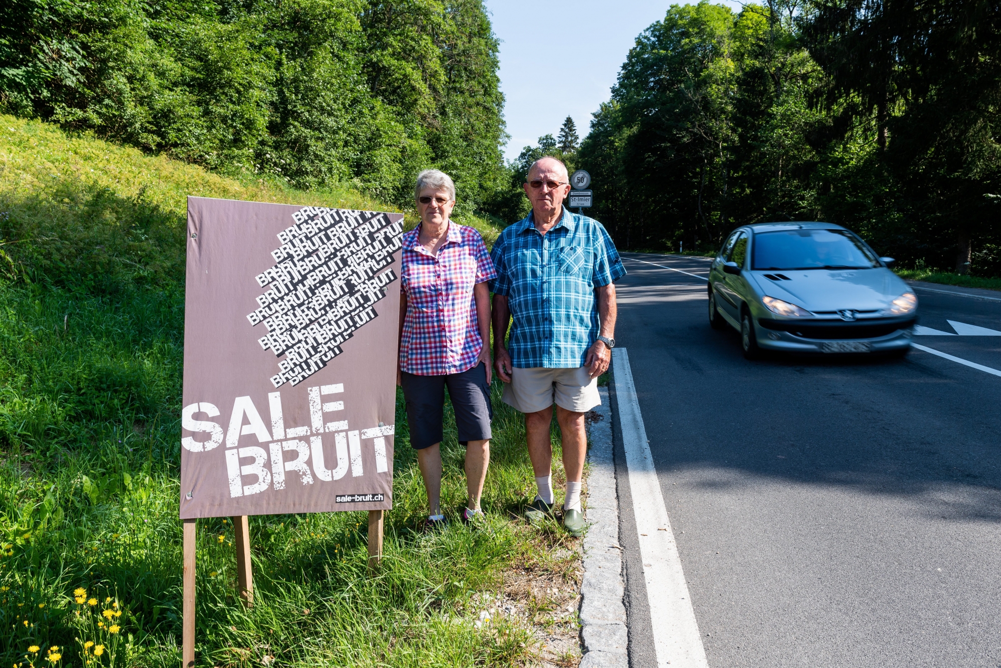 Exaspérés par le bruit, Nicole et Jean-Pierre Jeanneret ont posé cette affiche sur le bord de la route dans l'espoir de sensibiliser les conducteurs à mettre la pédale douce.