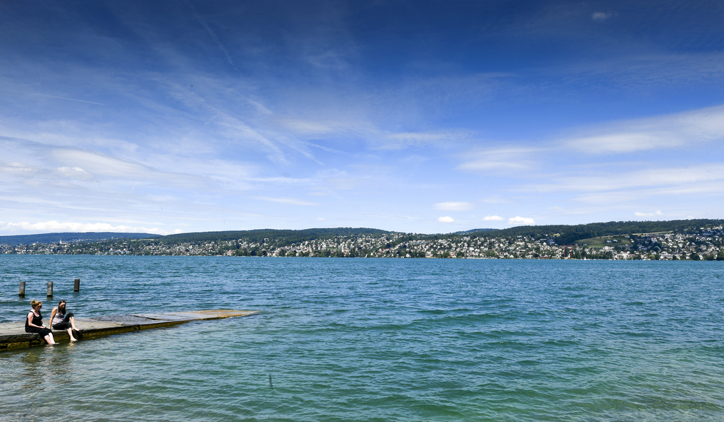 Une personne s'est noyée dans le lac de Zurich, au large de Thalwil. Les recherches continuent afin de retrouver la personne portée disparue.