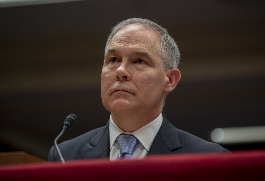 Depuis sa prise de fonctions en février 2017, Scott Pruitt semble avoir profité de sa fonction pour améliorer son train de vie et celui de sa famille.