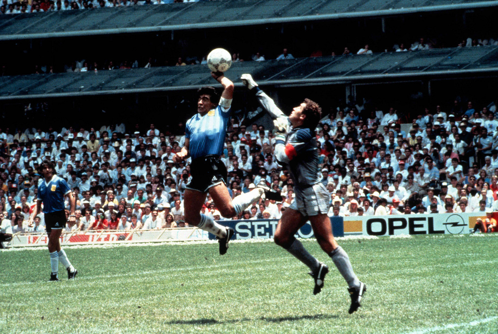 La main de Dieu de Diego Maradona fait partie des plus grands scandales de l'histoire de la Coupe du monde.