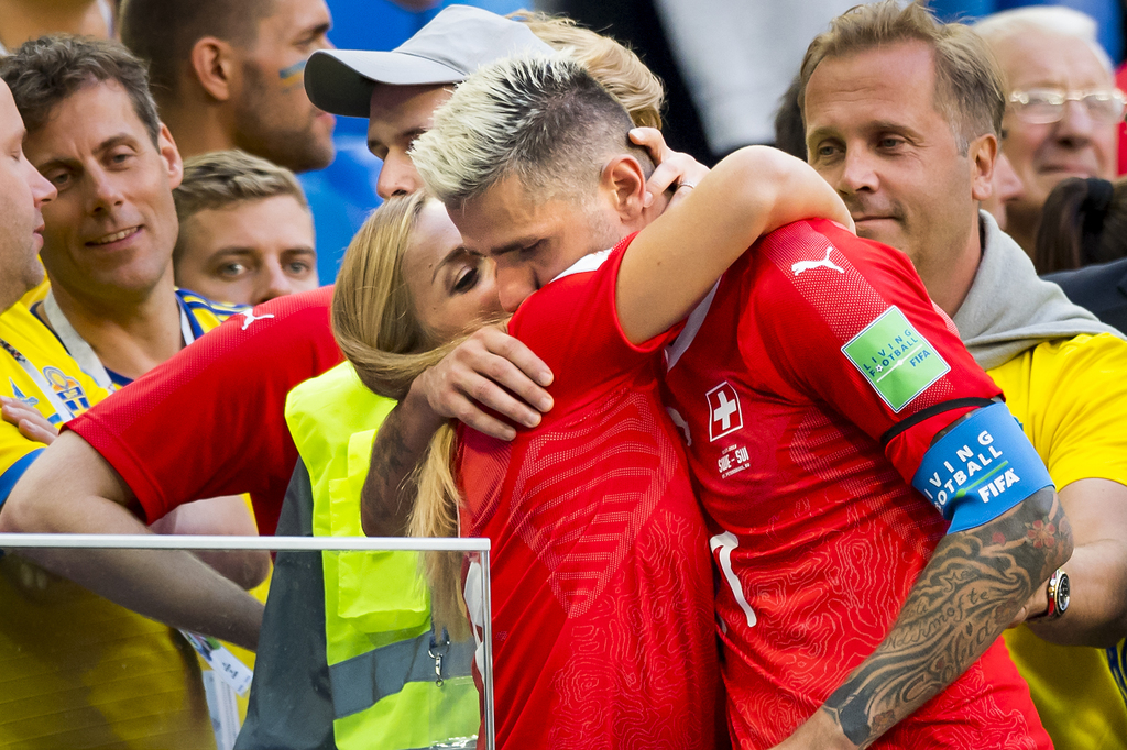 Le couple s’embrasse à l’issue du match Suède-Suisse de la Coupe du monde le 3 juillet dernier.