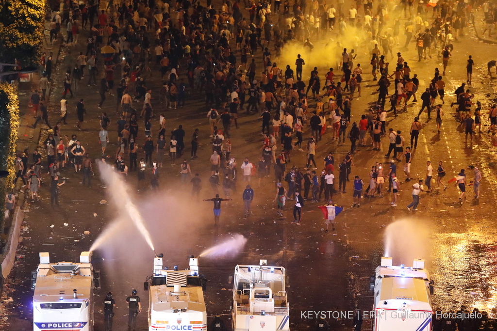 Les CRS ont fini par évacuer les Champs Elysées à coups de canons à eau et de grenades lacrymogènes.
