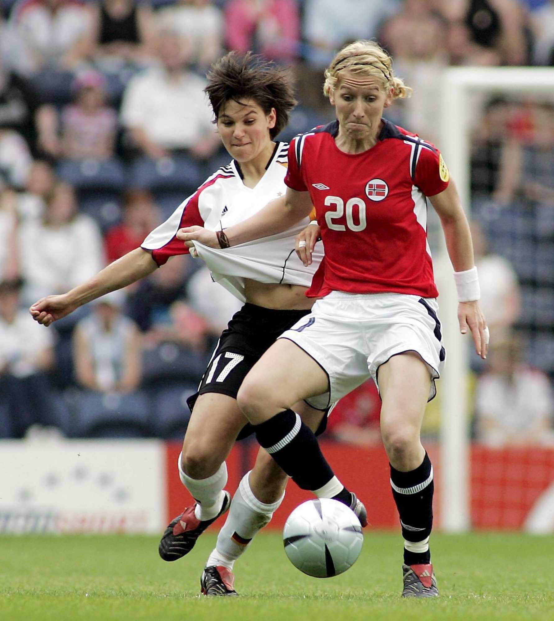 Germany's Ariane Hingst gets to grips with Norway's Lisa Klaveness in the UEFA European Womens Championship final at Ewood Park, Blackburn, 19 June 2005.  (KEYSTONE/EPA/SIMON BELLIS) === UK AND IRELAND OUT === FUSSBALL FRAUEN EM DEU NOR HINGST KLAVENESS