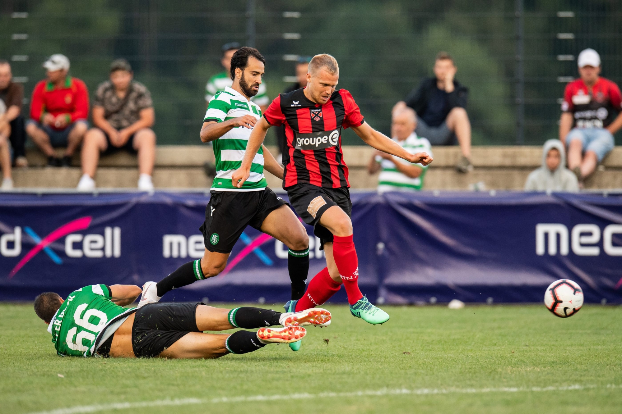 Match amical : Xamax - Sporting Portugal

De g a d : au sol Joao Palhinha (66), Marcelo Ferreira (2) et Gaetan Karlen (11)

Baulmes, le 12 juillet 2018
Photo : Lucas Vuitel