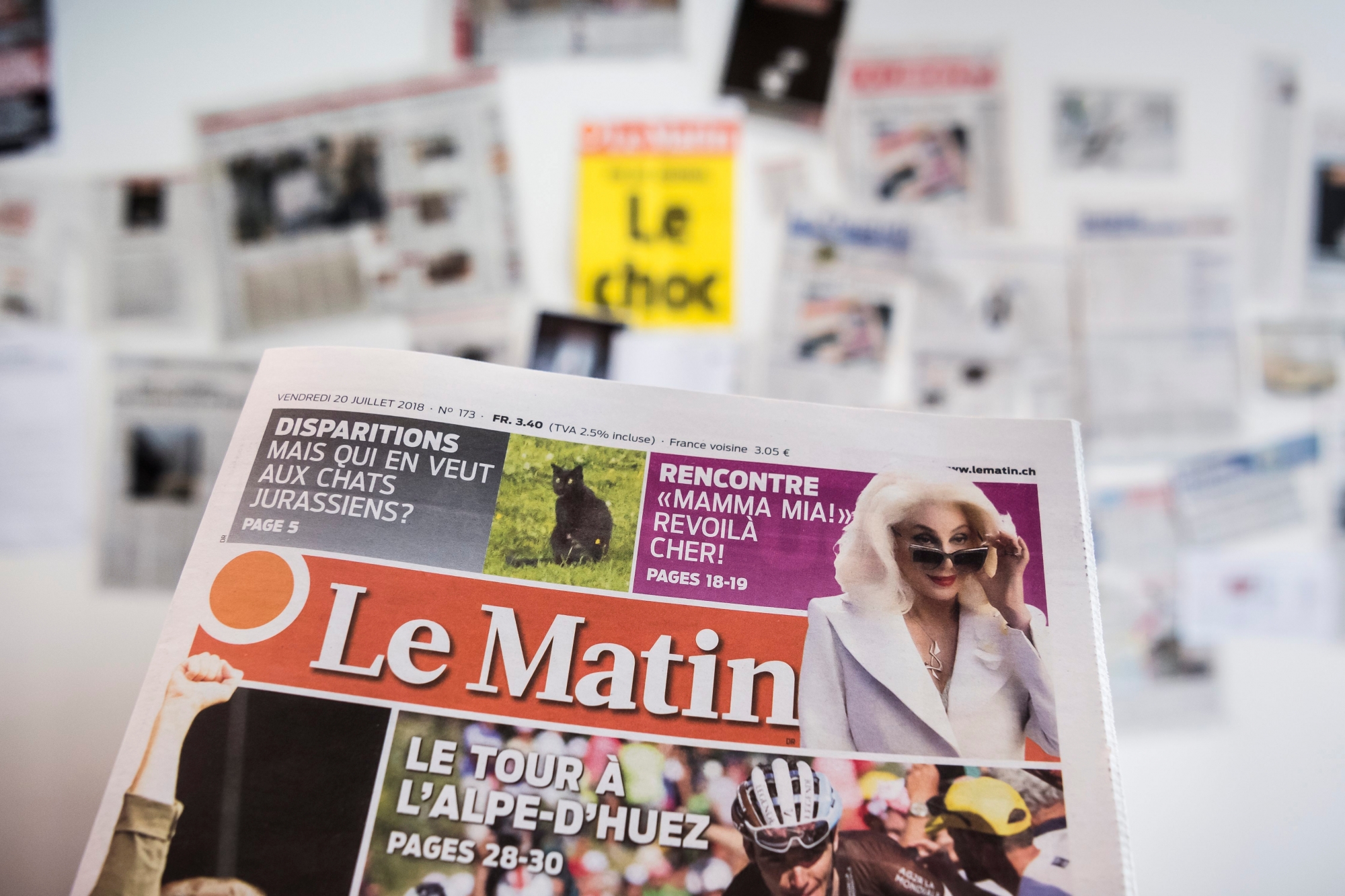 Des articles de presse parlant du journal Le Matin, du groupe Tamedia, sont visibles sur un mur lors de la derniere seance de redaction ce vendredi 20 juillet 2018 a Lausanne. (KEYSTONE/Jean-Christophe Bott) SUISSE LE MATIN DERNIERE EDITION