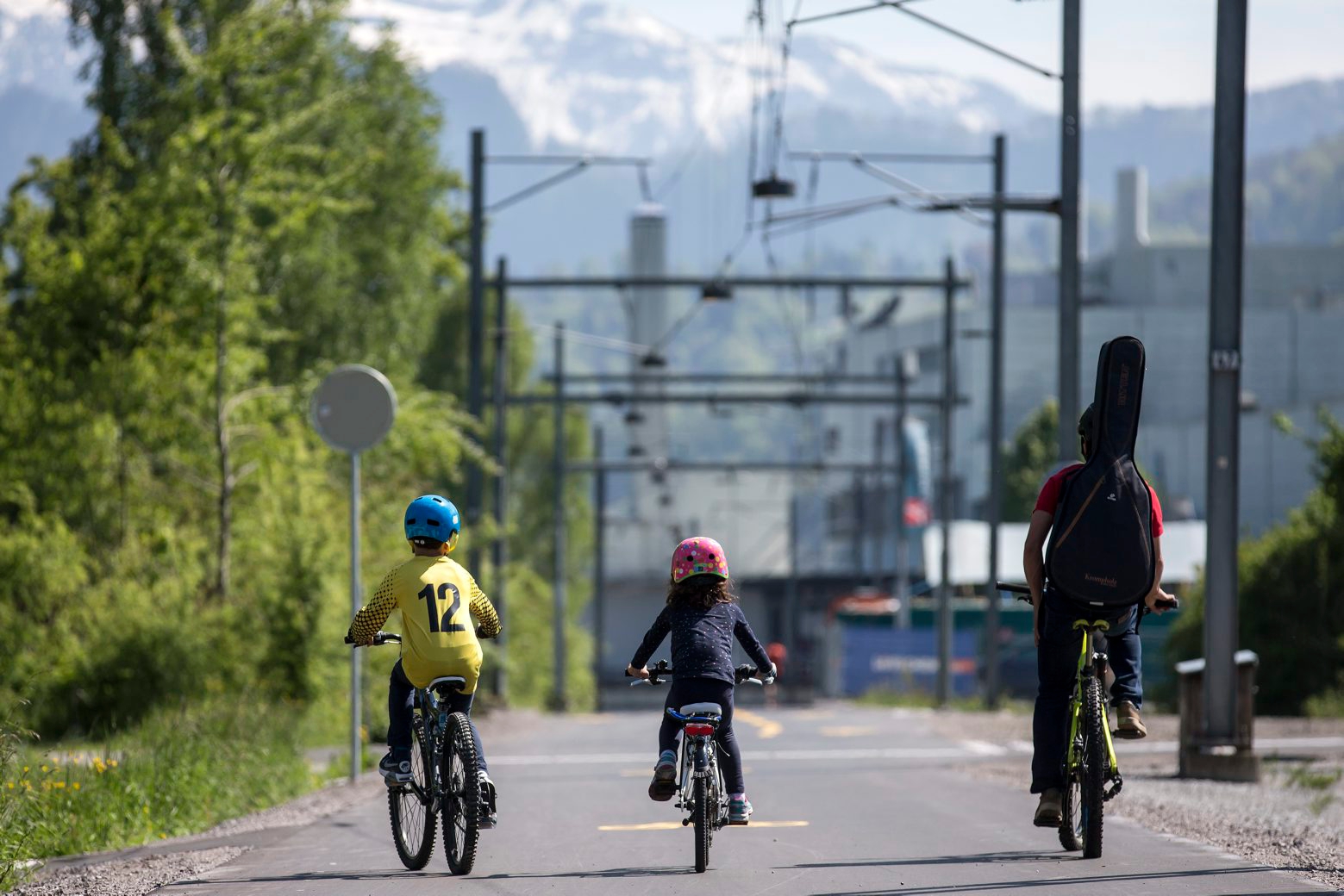 ARCHIVBILD ZUR MK DES BUNDESRATS ZUM BUNDESBESCHLUSS VELOWEGE, AM MONTAG, 2. JULI 2018 - Der autofreie "Velohighway" zwischen Luzern und Kriens am Mittwoch, 10. Mai 2017, in Luzern. Auf dem ehemaligen Zentralbahntrassee entstand ein zwei Kilometer langer Velo- und Fussweg. (KEYSTONE/Alexandra Wey) SCHWEIZ BUNDESBESCHLUSS VELOWEGE