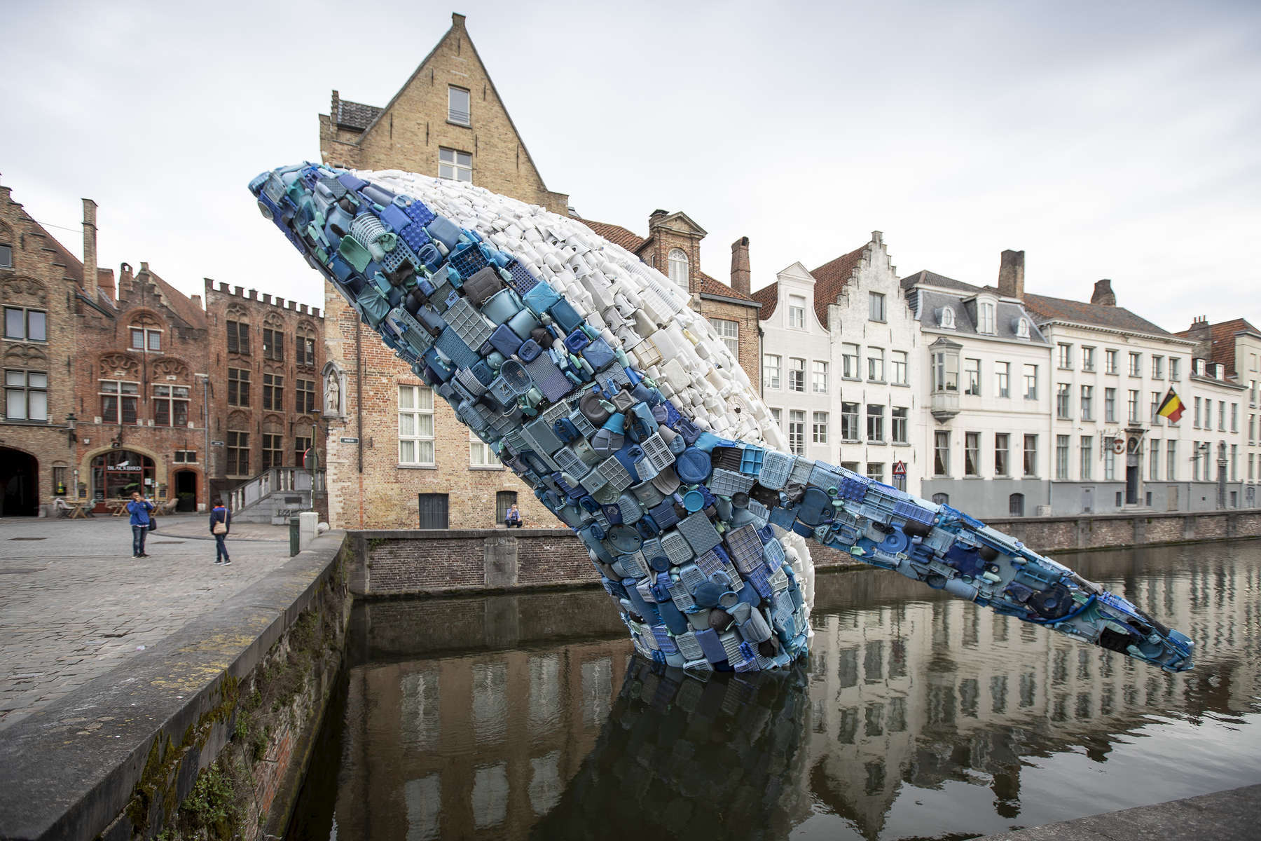 En plein coeur de Bruges, une curieuse baleine rappelle aux passants que les villes sont aussi responsables de la pollution des océans.