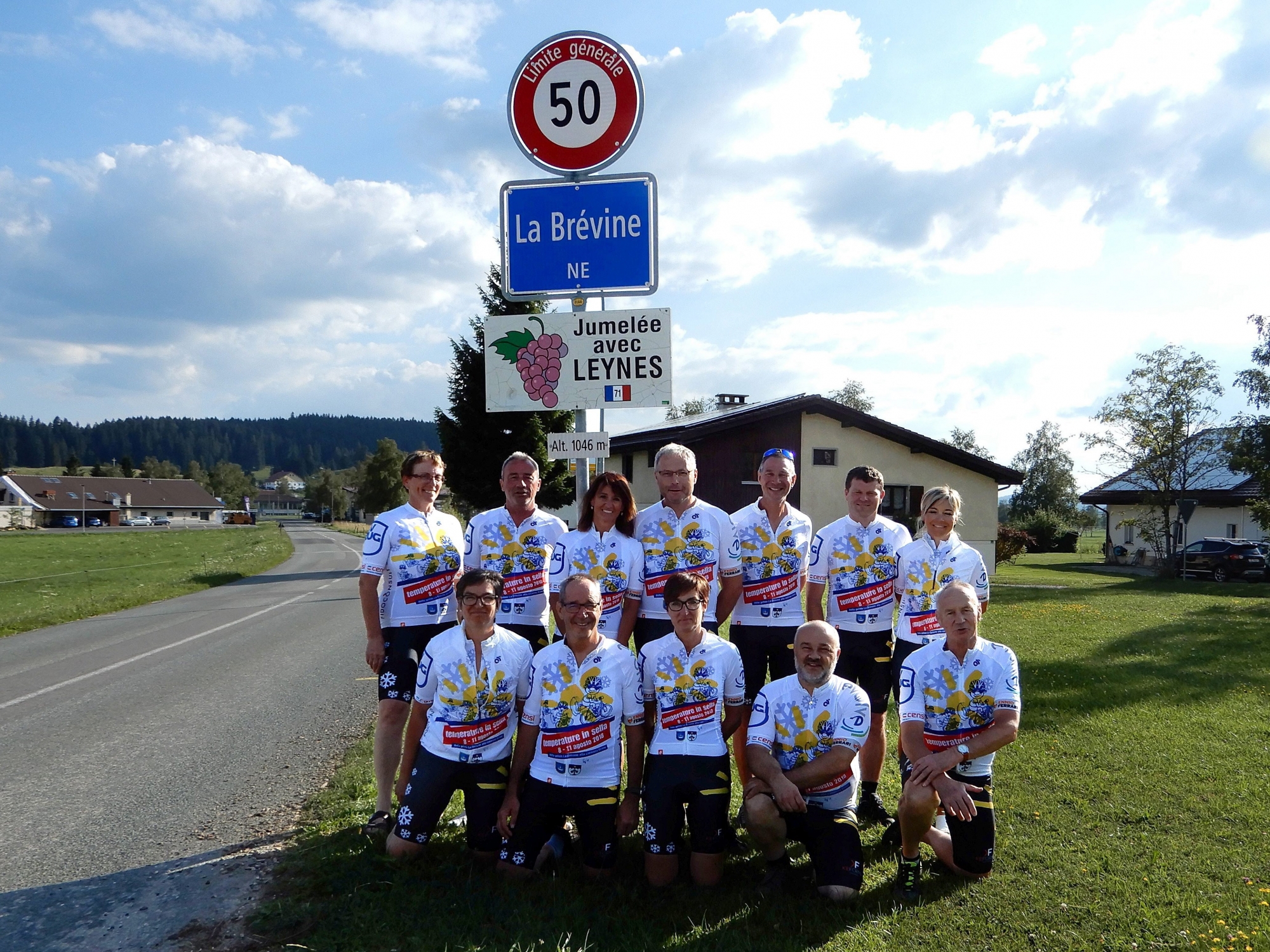 Une partie de la délégation des Bréviniers dans leur maillot fourni par les organisateurs de Grono.