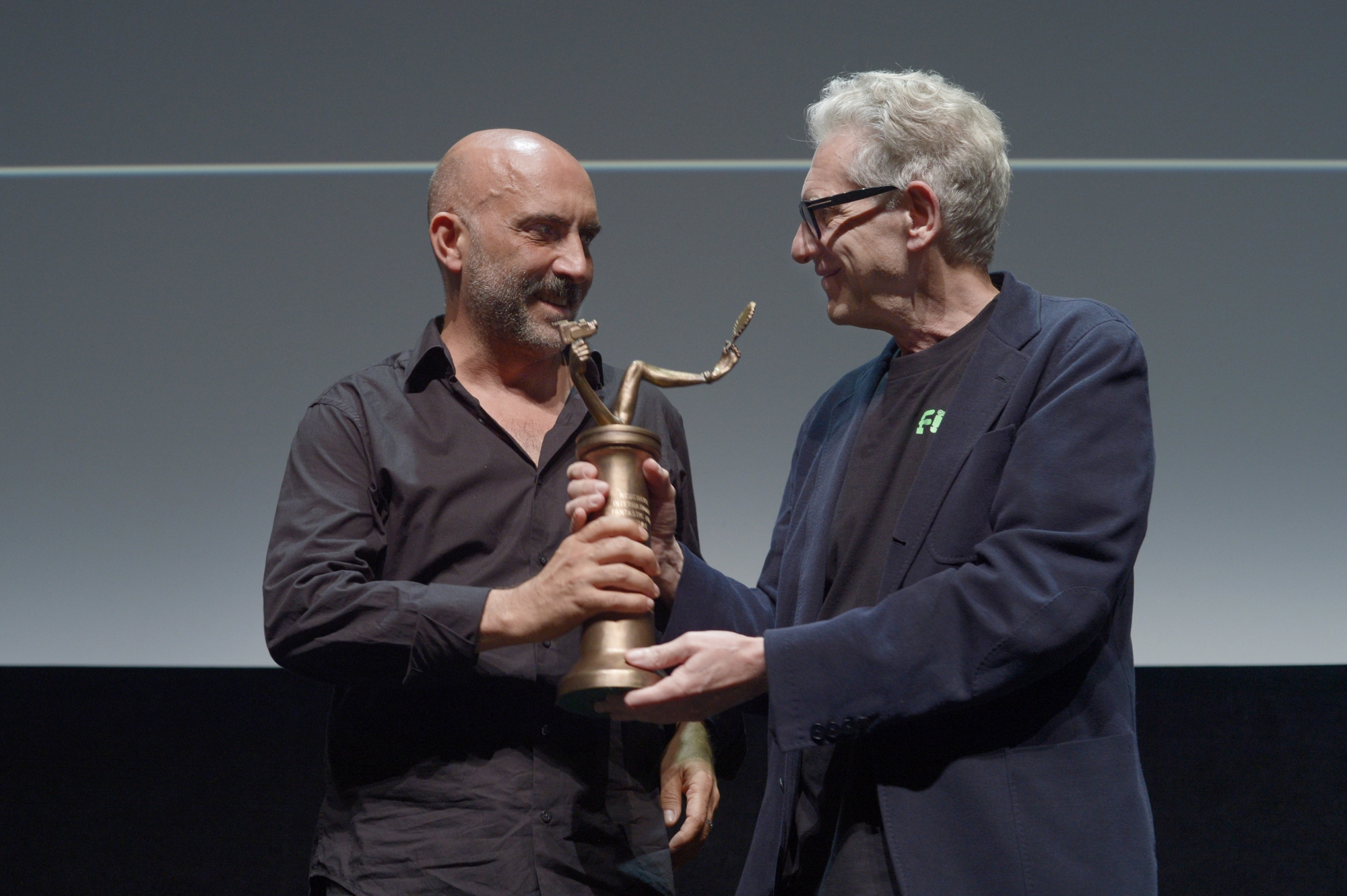 Gaspard Noé reçoit le Narcisse du meilleur film des mains de David Cronenberg, président du jury du NIFFF