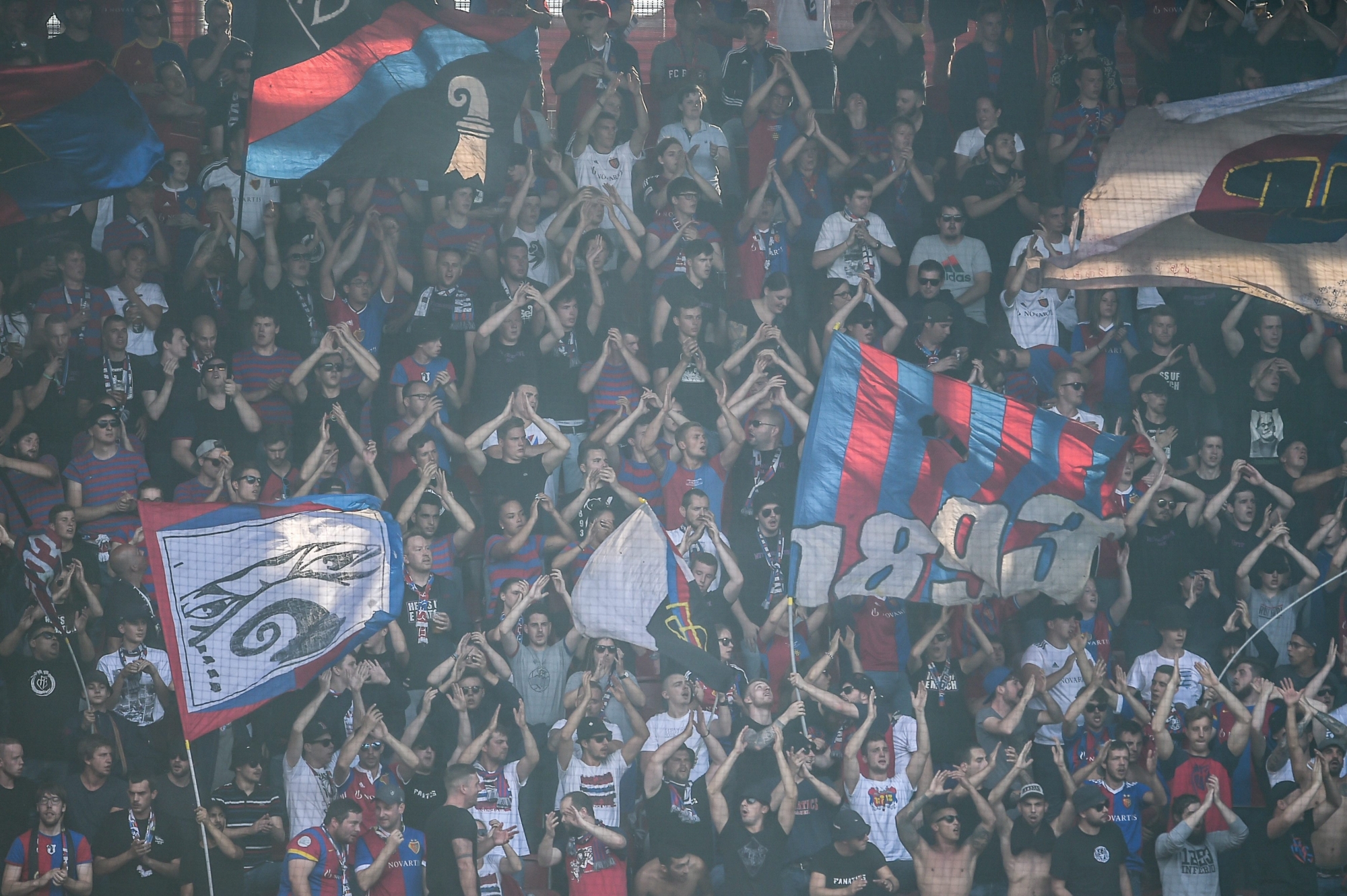 Très démonstratifs dans le stade, les ultras bâlois n'ont provoqué aucun incident à Neuchâtel. 