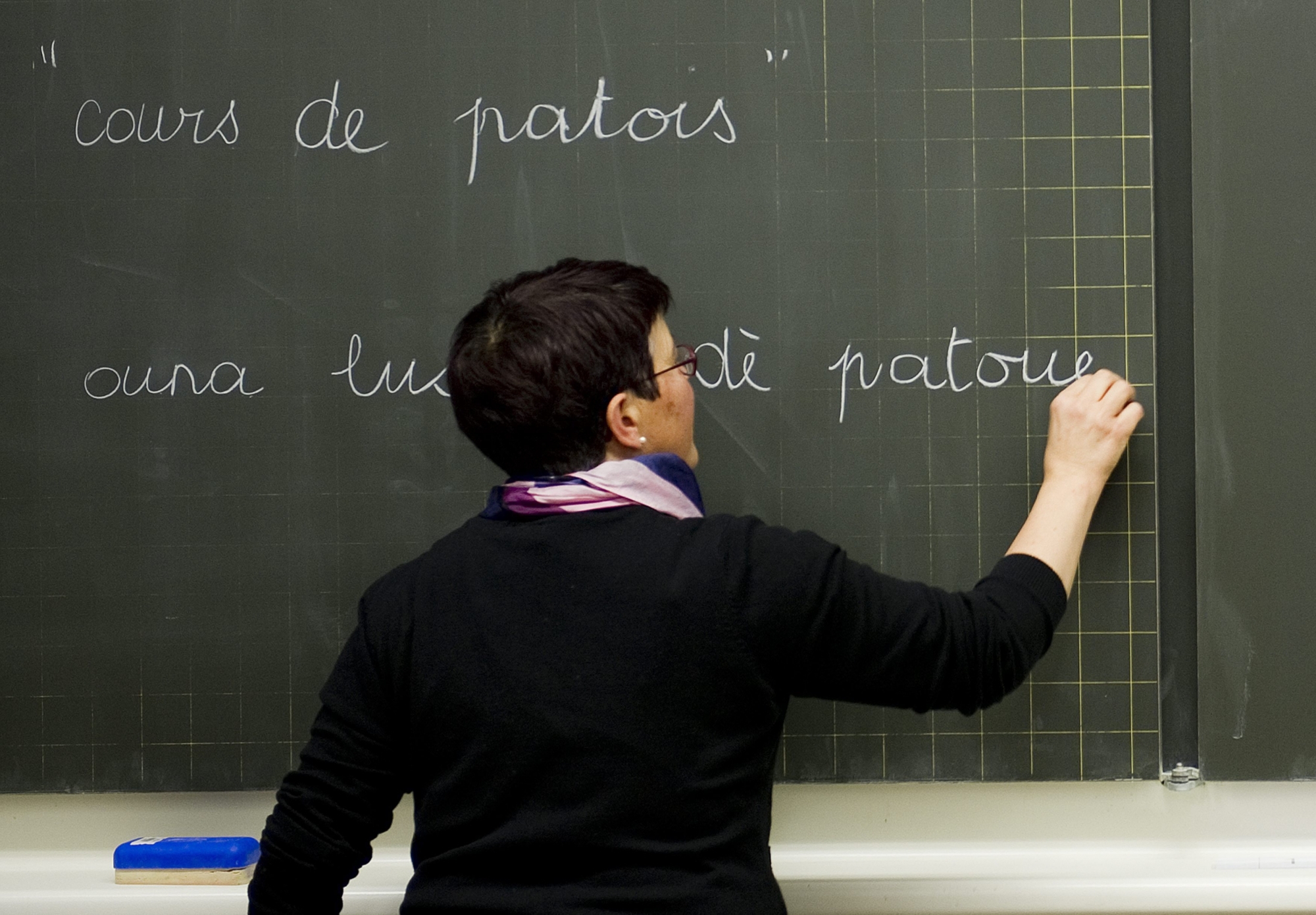 Un cours de patois en Valais, sauf que celui du Jura est tiré de la langue d'oïl, du nord de ce qui est la France d'aujourd'hui.