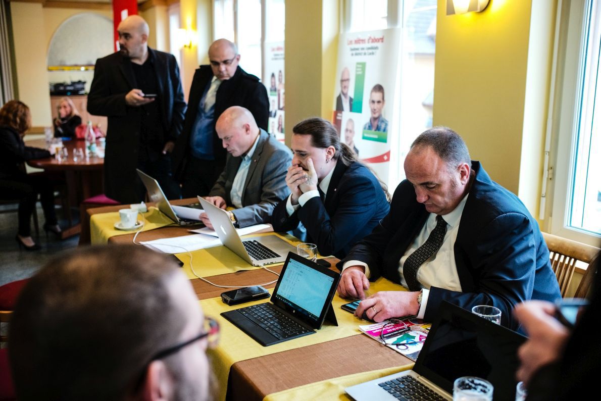 En avril 2017, Yvan Perrin, Niels Rosselet-Christ et Jean-Charles Legrix (assis, de gauche à droite). Ce dernier a quitté la politique.