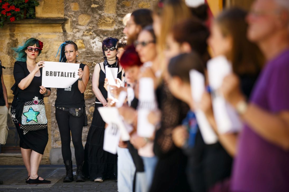 En juin, des antispécistes manifestaient au château contre la halle aux taureaux de Coffrane.