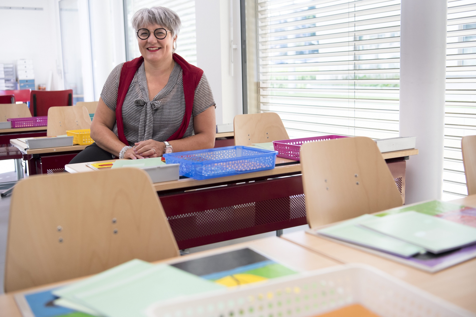 La conseillere d'etat neuchateloises Monika Maire-Hefti dans une salle de classe au collège de Cap-Martin a La Chaux-de-Fonds.