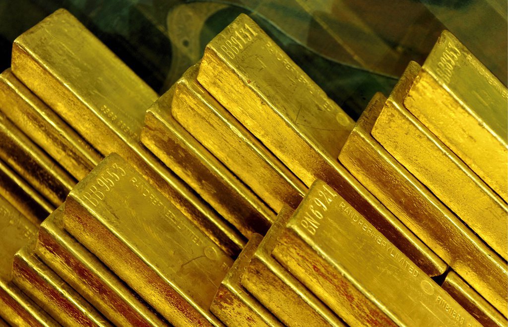 Le prix de l'or a accéléré son repli lundi, chutant pour la première fois depuis un an et demi sous la barre des 1200 dollars l'once.