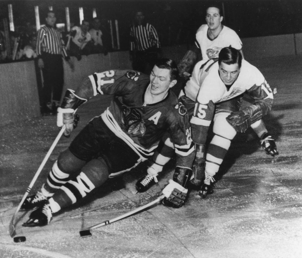 Stan Mikita, à gauche sur la photo, a disputé 1549 rencontres avec les Chicago Blackhawks entre 1959 et 1980.